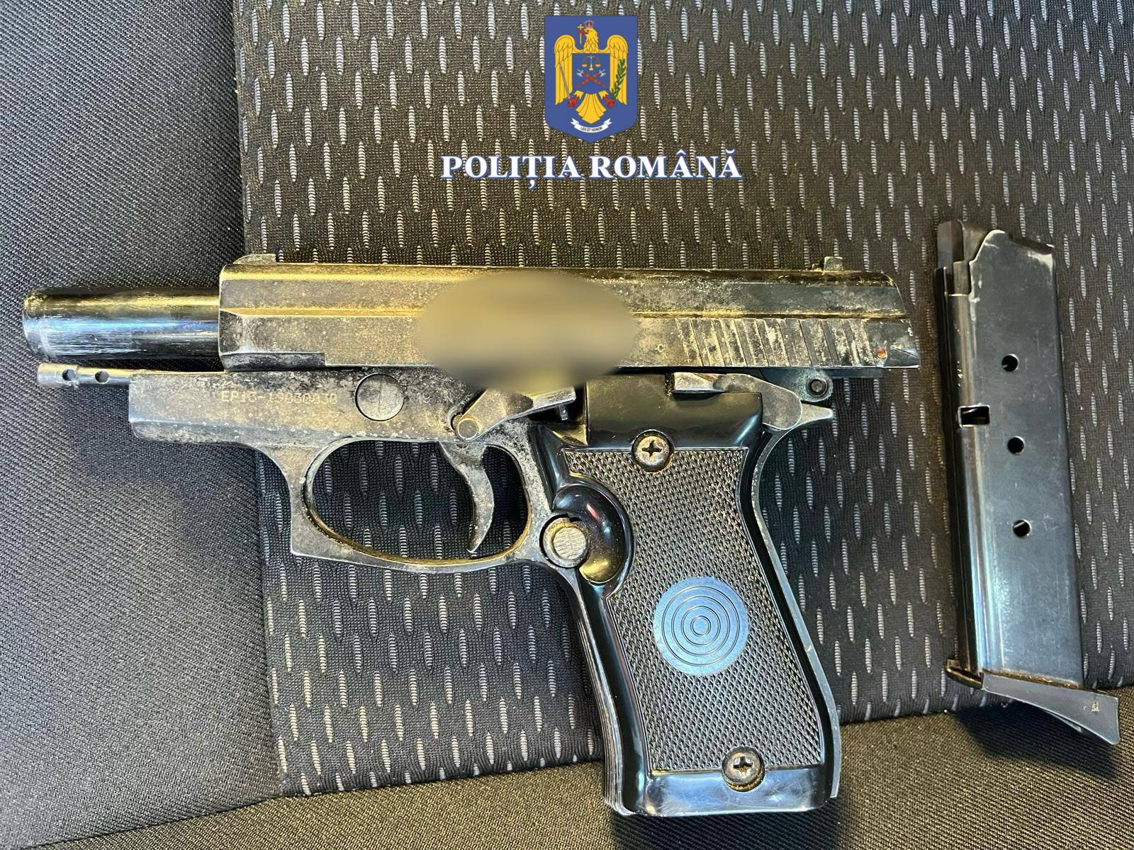 Cu arma la purtător. A tras și un foc în aer la ieșirea dintr-un local