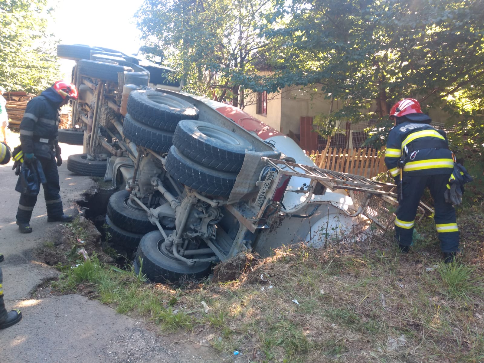 Răsturnat în afara drumului. A scăpat cu răni minore