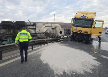 Cisternă cu var răsturnată pe A3