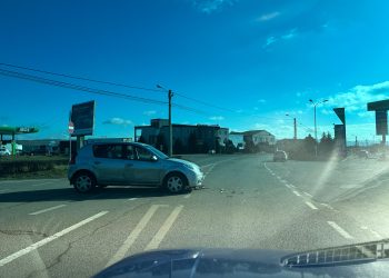 De la cititori. Accident ușor și mașina lăsată în intersecție | FOTO