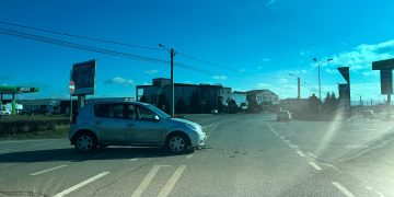 De la cititori. Accident ușor și mașina lăsată în intersecție | FOTO
