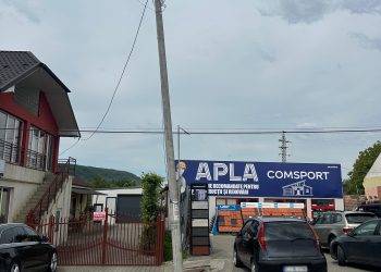 Stâlp de electricitate avariat, ignorat de luni de zile, amenință siguranța cetățenilor din Dej
