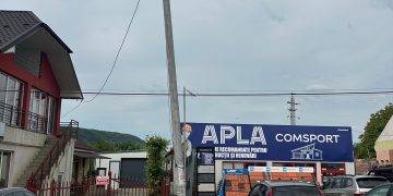 Stâlp de electricitate avariat, ignorat de luni de zile, amenință siguranța cetățenilor din Dej