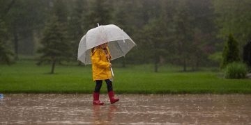 Cod portocaliu de averse torenţiale şi grindină în localităţi din judeţele Arad şi Bihor