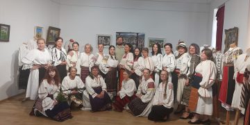 „Zestre Românească” și „Rădăcini & Rânduieli” în sărbătoarea Sânzienelor: o pledoarie pentru identitate și memorie culturală la Muzeul Municipal Dej