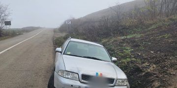 S-a izbit cu mașina de un cap de pod. Șoferul depistat la un km distanță de locul accidentului