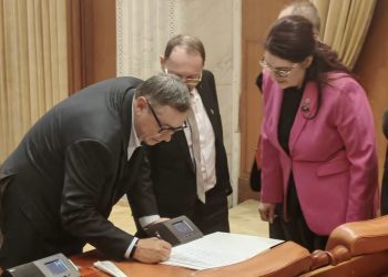 Opoziția la atac. Moțiune „un Guvern fără USR”