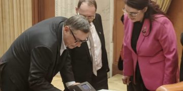 Opoziția la atac. Moțiune „un Guvern fără USR”