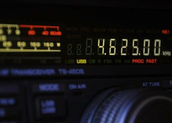 Percheziție într-un dosar privind promovarea ideologiei legionare și mesaje antisemite difuzate printr-un radio online