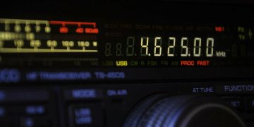 Percheziție într-un dosar privind promovarea ideologiei legionare și mesaje antisemite difuzate printr-un radio online