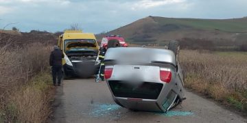 Autoturism răsturnat. Impact cu un microbuz școlar lângă Frata