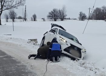 Cluj | Jandarmii montani în ajutorul unei familii. Mașina celor din urmă a derapat