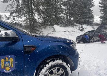 Jandarmii montani clujeni au intervenit pentru deszăpezirea unor autoturisme rămase blocate