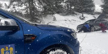 Jandarmii montani clujeni au intervenit pentru deszăpezirea unor autoturisme rămase blocate