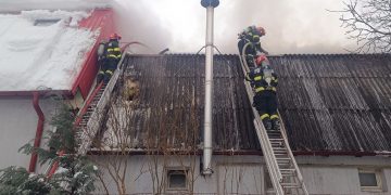 Incendiu la o hală de reparații auto din Baia Mare