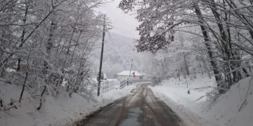 Drumurile județene din Cluj rămân deschise în condiții de iarnă. Peste 850 de tone de material antiderapant folosite