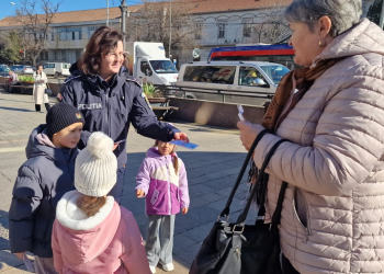 1 Martie la Oradea: mărțișoare create de copii, oferite mai departe de polițiști