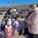 1 Martie la Oradea: mărțișoare create de copii, oferite mai departe de polițiști