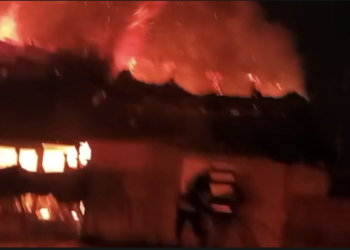 Casă cuprinsă de flăcări în Buduș, Bistrița-Năsăud