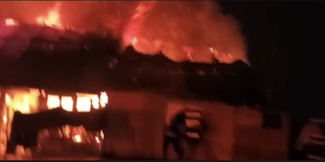 Casă cuprinsă de flăcări în Buduș, Bistrița-Năsăud