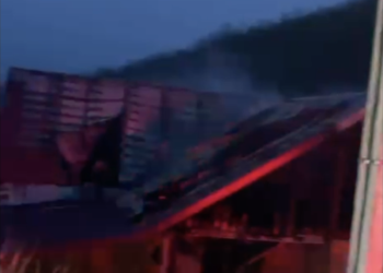 Acoperiș în flăcări de la un scurtcircuit. O femeie a suferit un atac de panică