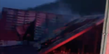 Acoperiș în flăcări de la un scurtcircuit. O femeie a suferit un atac de panică