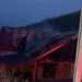 Acoperiș în flăcări de la un scurtcircuit. O femeie a suferit un atac de panică