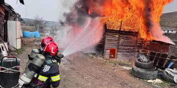 Magazie cuprinsă de flăcări