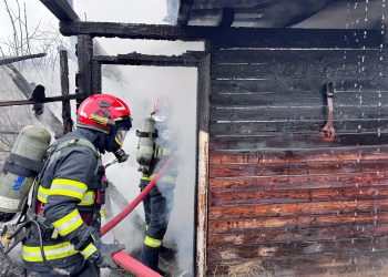 Magazie cuprinsă de flăcări