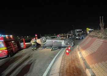 Mașină răsturnată