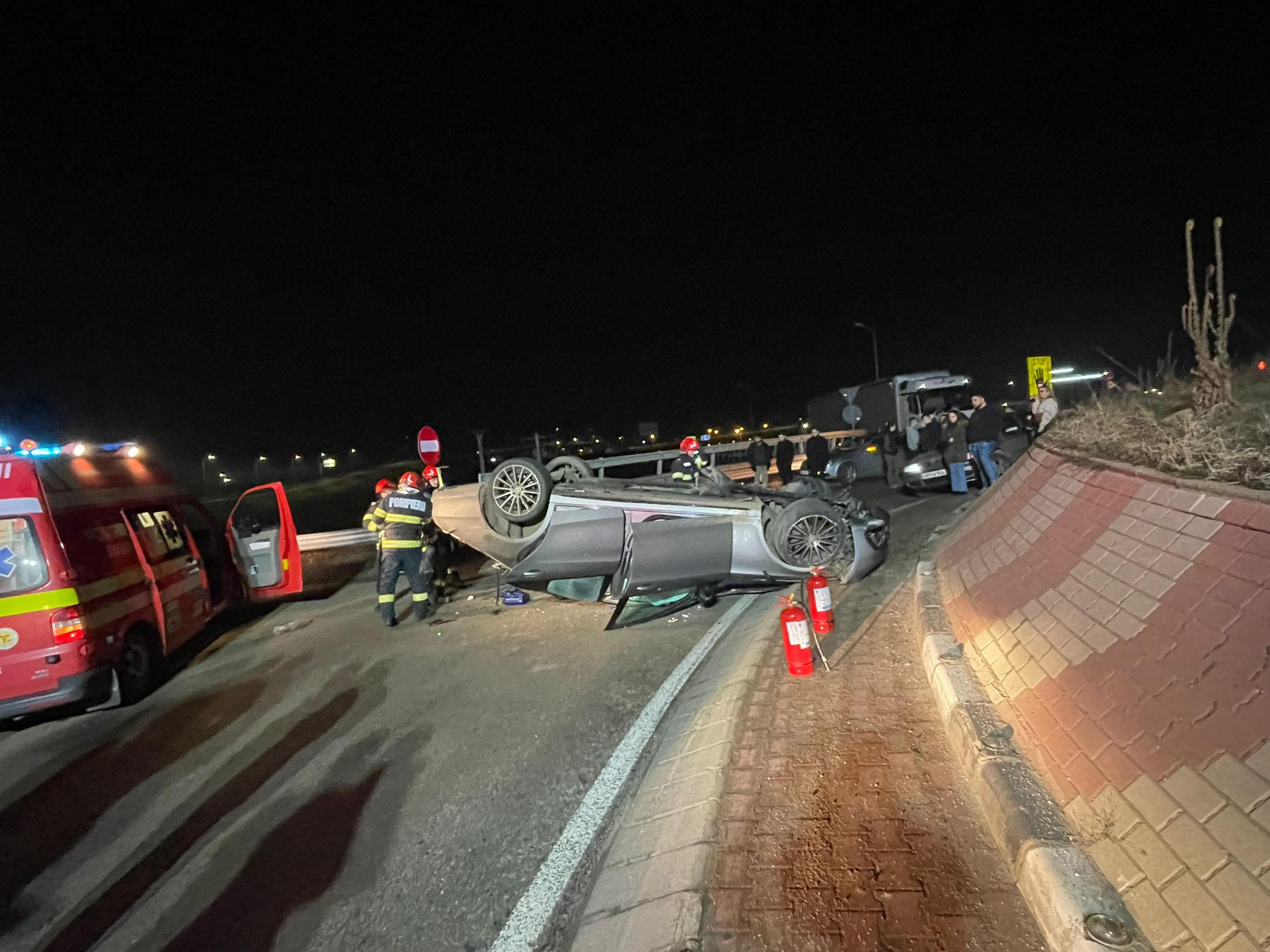 Mașină răsturnată