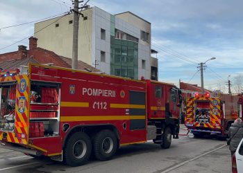 Autoutilitară mistuită de flăcări în Cluj-Napoca. Focul a cuprins și peretele unei clădiri