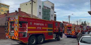 Autoutilitară mistuită de flăcări în Cluj-Napoca. Focul a cuprins și peretele unei clădiri