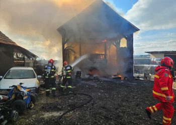 Pompierii mureșeni în alertă: mașină înghițită de flăcări
