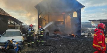Pompierii mureșeni în alertă: mașină înghițită de flăcări