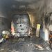 Flăcări într-un garaj auto din Sibiu. Intervenție cu tehnică specială pentru un autovehicul electric