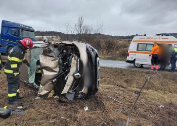 Mașină ieșită de pe șosea