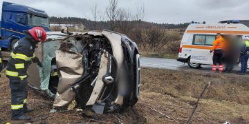 Mașină ieșită de pe șosea