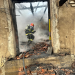 Incendiu violent la o casă. Proprietara, rănită și dusă la spital