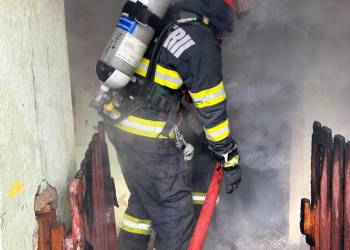 Locuință cuprinsă de flăcări. Intervenție a pompierilor din Aiud