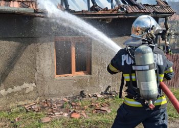 Casă în flăcări în județul Mureș. Foc întins pe 70 de mp, mobilizare de urgență a pompierilor