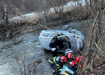 Alba | Mașină proiectată în albia unui râu. O femeie primește ajutor medical