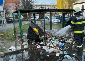 Tomberoane aprinse în Micro 15, Satu Mare. Au intervenit 2 autospeciale