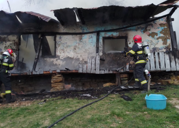 Casă distrusă de flăcări în Runcu Salvei