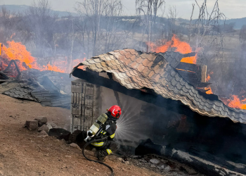 Intervenție dificilă pentru pompieri. Atelier de tâmplărie cuprins de flăcări