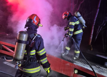 Incendiu la o remorcă încărcată cu autoturisme. 4 mașini salvate