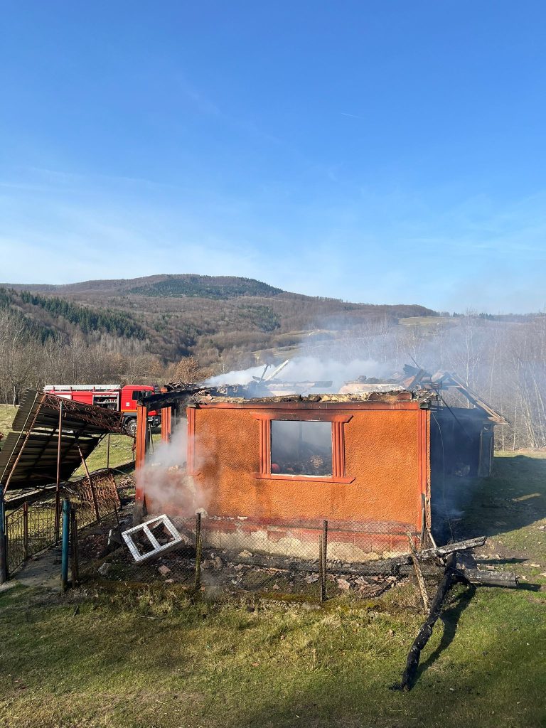 Incendiu puternic pe 80 mp, fără victime. Cauza probabilă, o sobă defectă