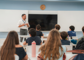 Tot mai mulți elevi români aleg licee în străinătate