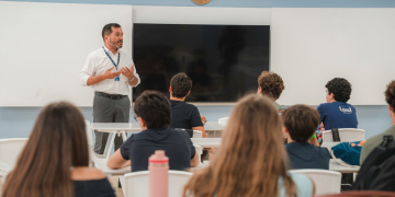 Tot mai mulți elevi români aleg licee în străinătate