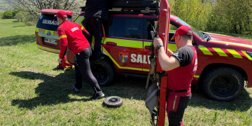 Ciclist rănit în Baia Sprie, într-o zonă greu accesibilă. A fost salvat de echipa Salvamont Maramureș